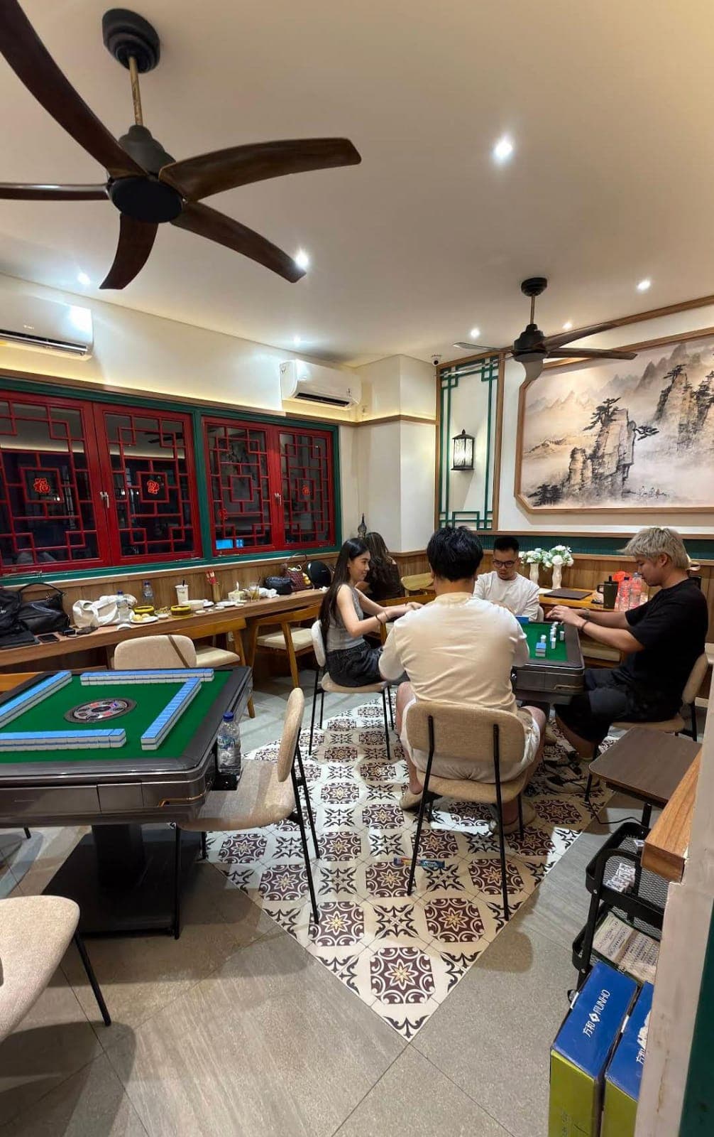 Sekelompok teman bermain mahjong bersama